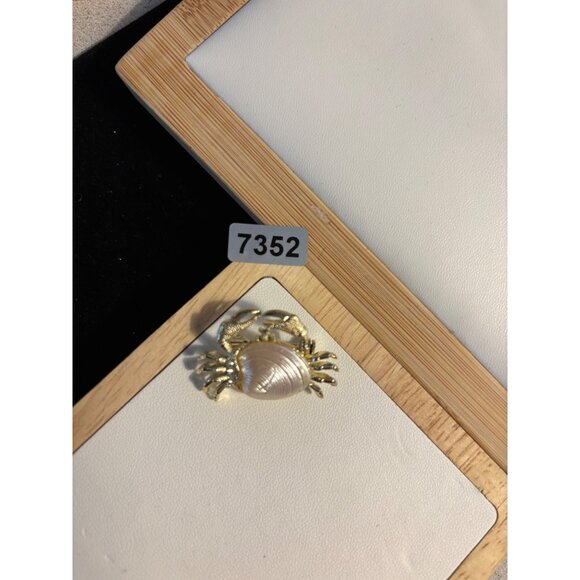 Gerry's Gold-Toned Crab Brooch With rose Shell Embellishment - Picture 3 of 7